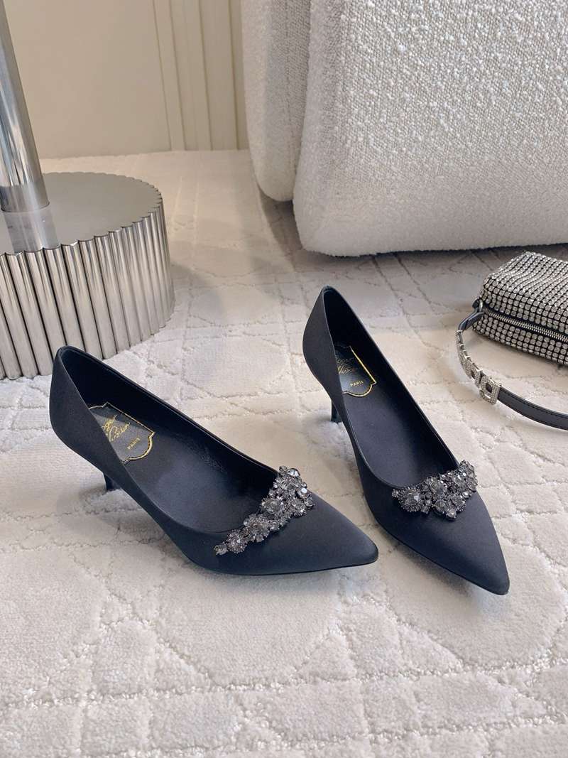 Roger Vivier Crystal-Buckle Pointed-Toe Pumps — صورة 1