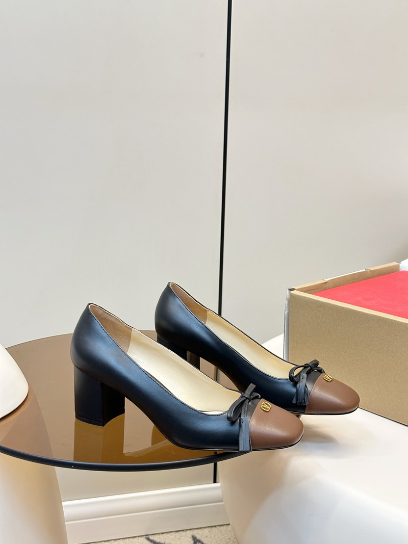 Valentino Garavani Bow Cap-Toe Block-Heel Pumps — صورة 1