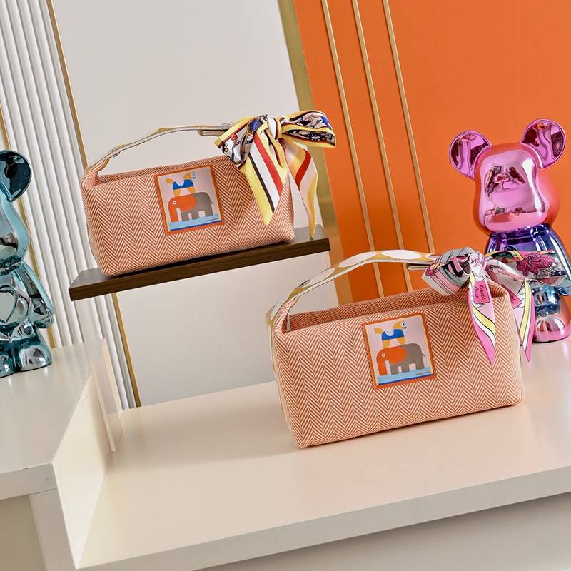 Hermès Silk-Trim Cosmetic Pouch — صورة 1