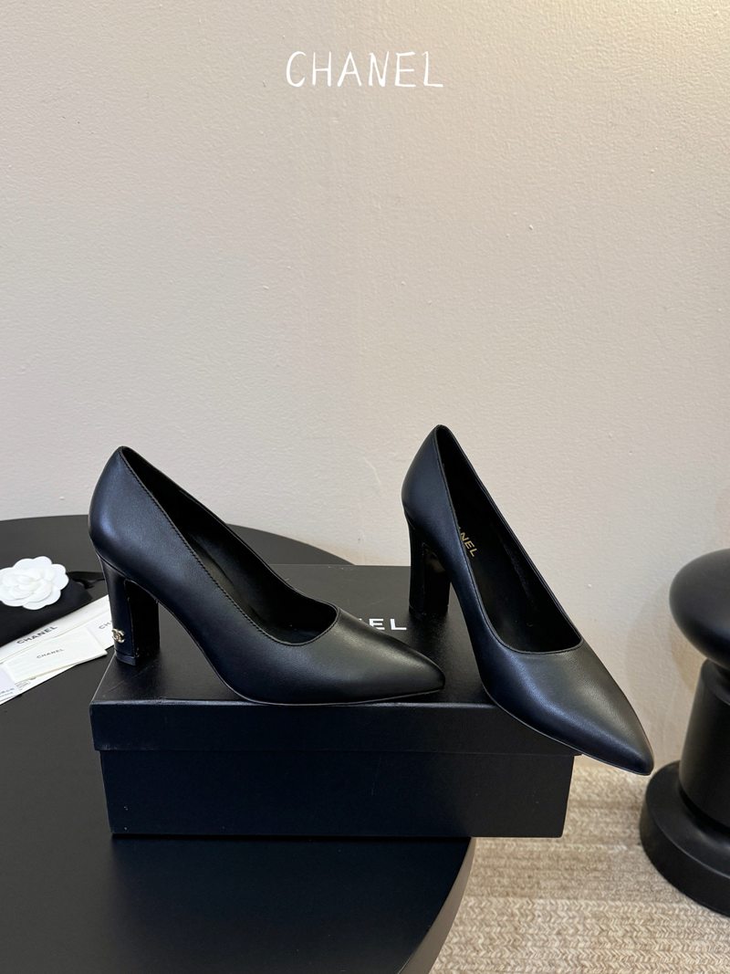 Chanel Pointed-Toe Sculpted-Heel Pumps — صورة 1