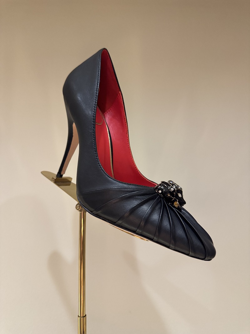 Valentino Garavani Crystal-Rosette Ruched Pumps — صورة 1