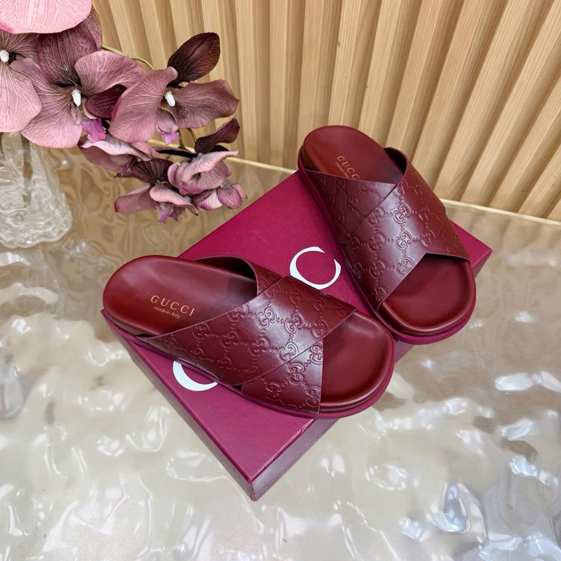 GUCCI Quilted Leather Slides — صورة 1